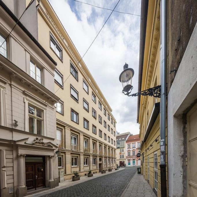 I & I Apart, Garage - Historical Old Town Братислава Екстериор снимка